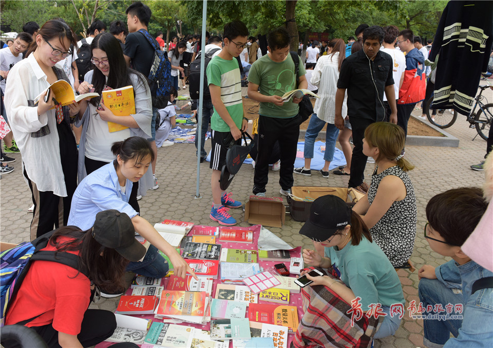 青岛高校跳蚤市场人气旺 学姐放话“亲一口 全带走”