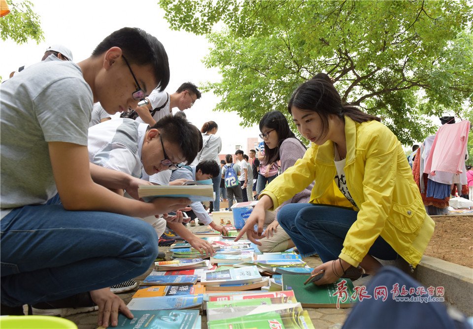 青岛高校跳蚤市场人气旺 学姐放话“亲一口 全带走”