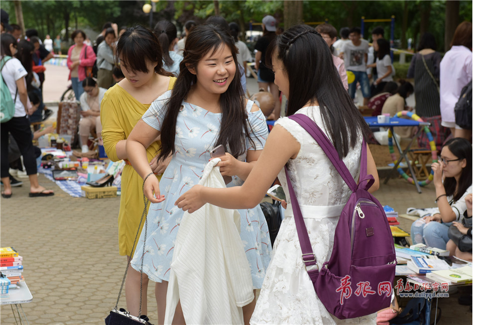 青岛高校跳蚤市场人气旺 学姐放话“亲一口 全带走”