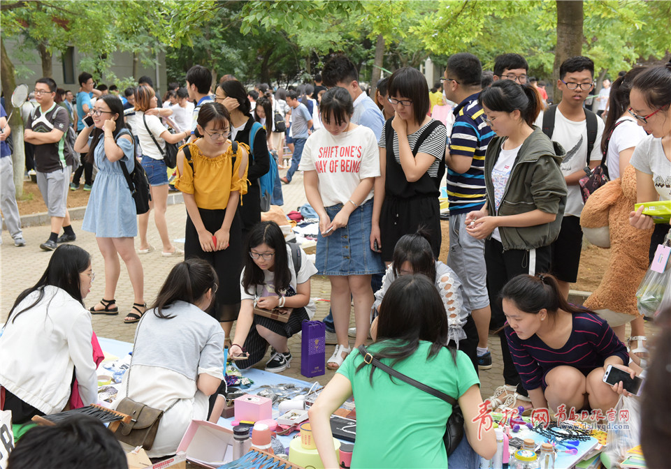 青岛高校跳蚤市场人气旺 学姐放话“亲一口 全带走”