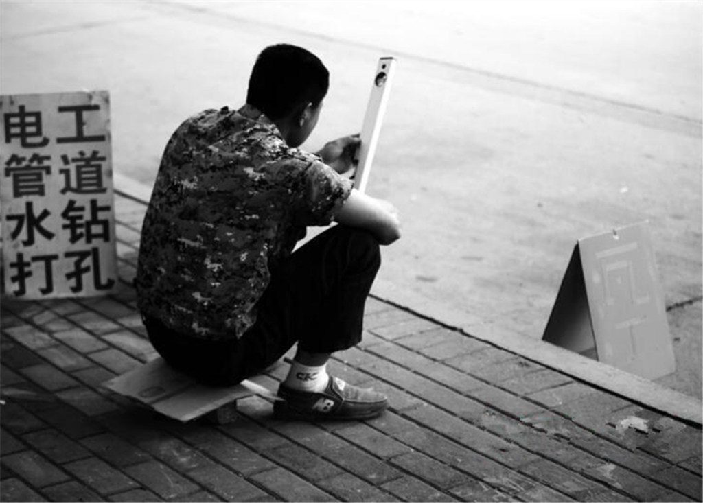 镜头下的青岛“异乡人”：热浪中的生存之歌