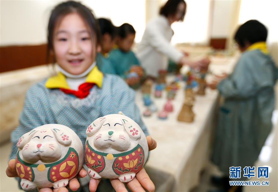 绘画、手工、泥塑……青岛小学生秀才艺迎狗年