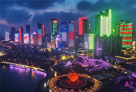 青岛：一城夜色流光溢彩 万家灯火喜迎新春