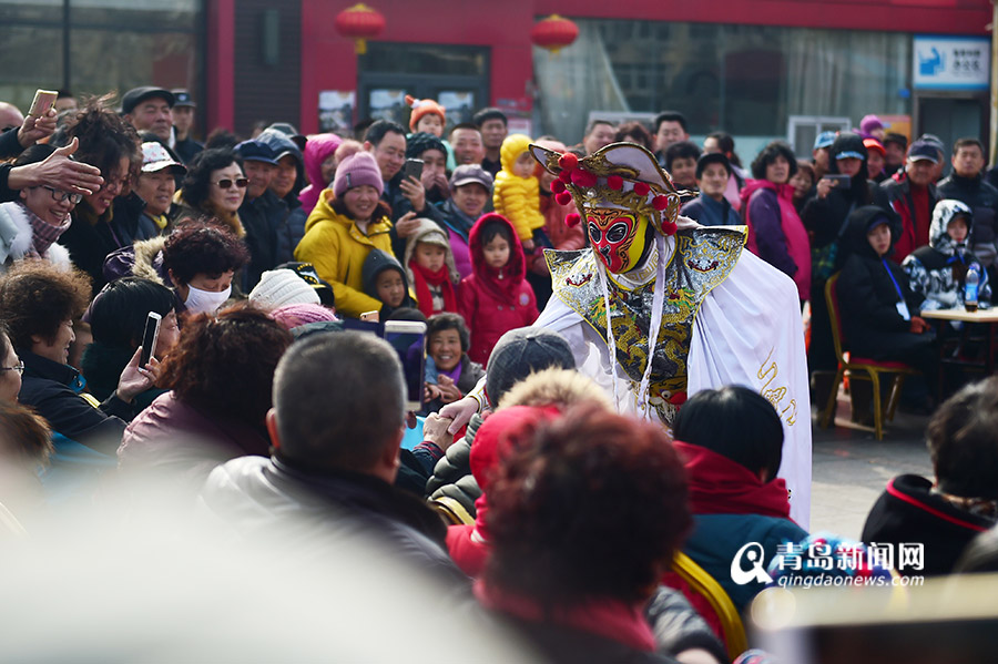 糖球会上看稀奇表演 吞剑变脸样样叫绝