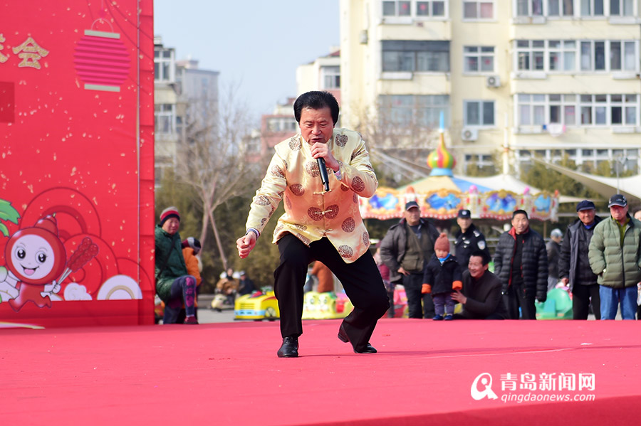 糖球会上看稀奇表演 吞剑变脸样样叫绝