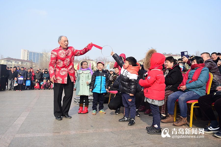 糖球会上看稀奇表演 吞剑变脸样样叫绝