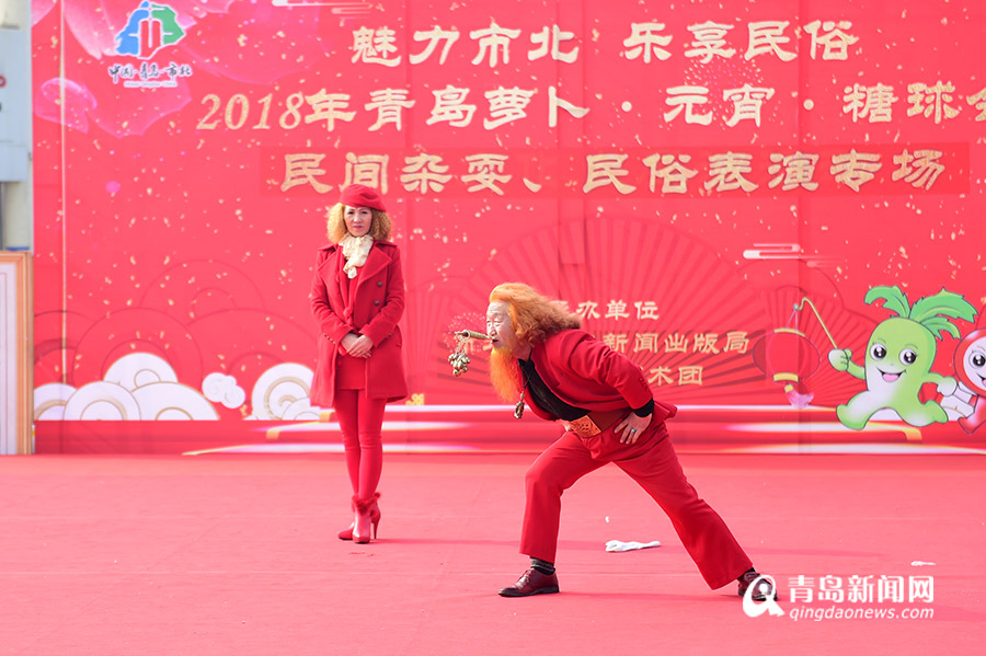 糖球会上看稀奇表演 吞剑变脸样样叫绝