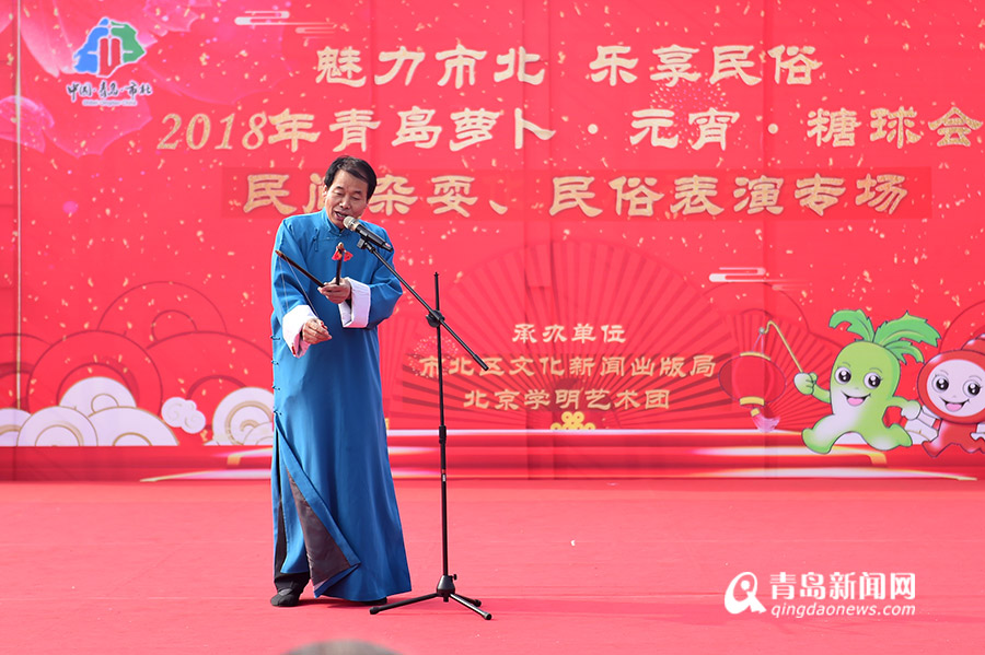 糖球会上看稀奇表演 吞剑变脸样样叫绝