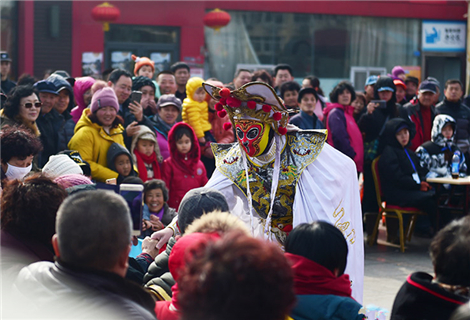糖球会上看稀奇表演 吞剑变脸样样叫绝