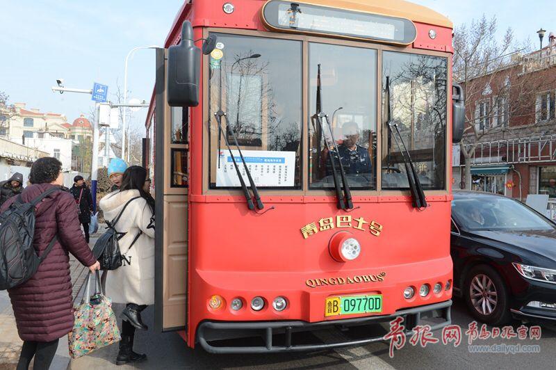 复古“叮当车”首现青岛街头 造型仿古如穿越（图）