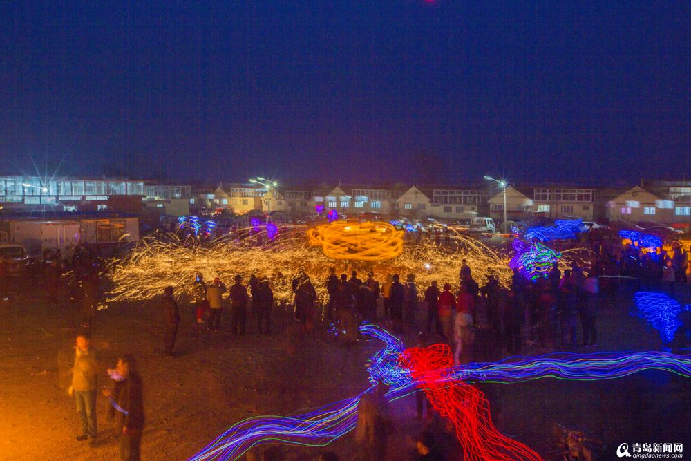 青壮年参与者不惜体力倾情表演