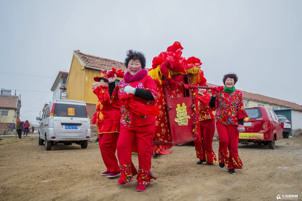 拎淋花前进行的暖场表演