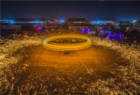 实拍红岛邵哥庄"拎淋花" 火树银花不夜天