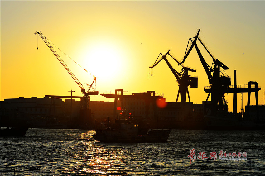 3月8日，夕照中青岛市小港码头呈现出简洁之美。
