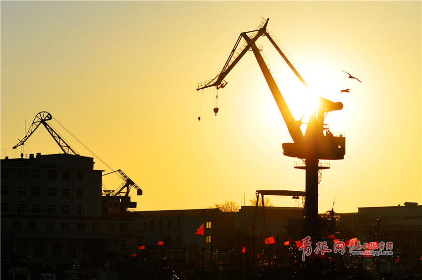 3月8日，夕照中青岛市小港码头呈现出简洁之美。