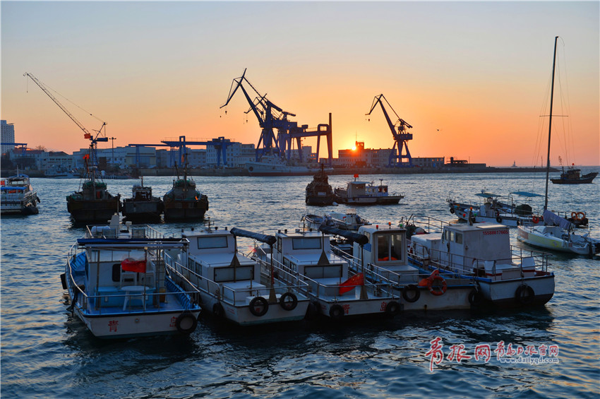3月8日，夕照中青岛市小港码头呈现出简洁之美。