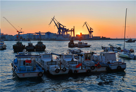 实拍夕阳下的青岛小港码头 百年历史美如画卷