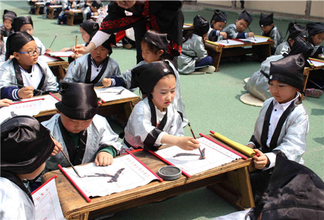 小学生开笔礼上体验传统文化 “开笔启蒙”