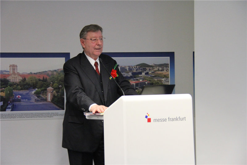 德国曼海姆市前第一副市长艾格尔博士发表致辞。