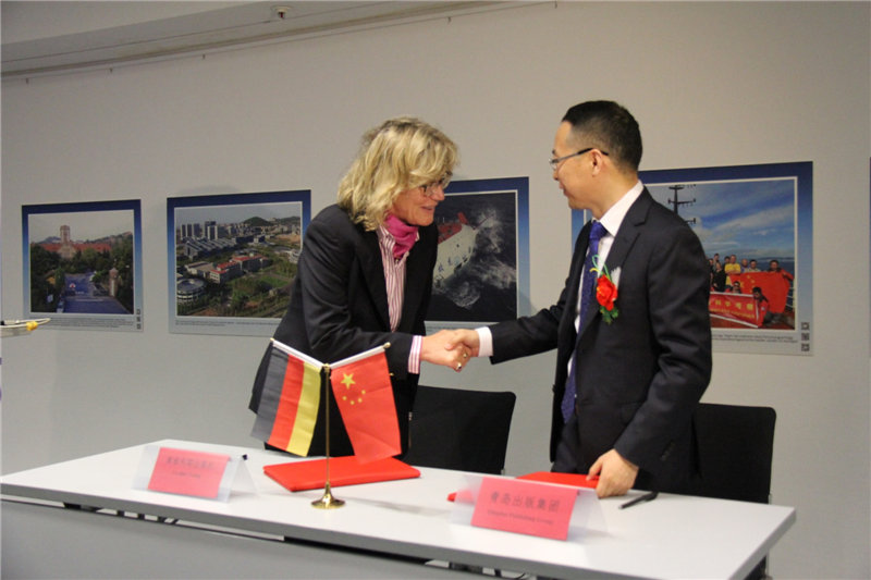青岛出版集团与德国库维利耶出版社进行了合作签约仪式。