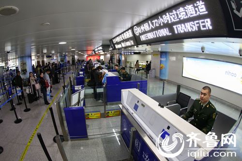 1、11月16日，青岛流亭国际机场，青岛机场边检站开设“外国人72小时过境专用通道”。解豪 摄